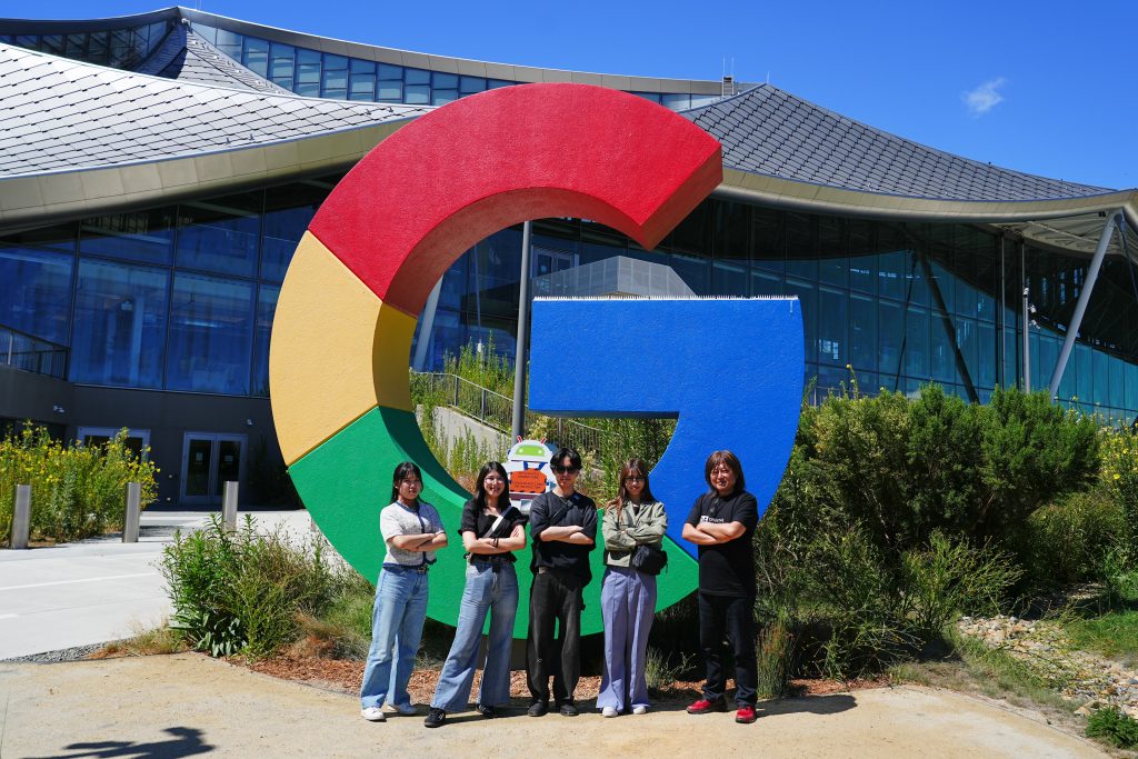 Google Bay View オフィスと留学プログラム参加の日本経済大学の学生と金谷